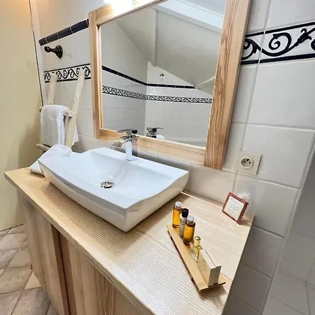 Les Vieilles Tours Hotel 3*